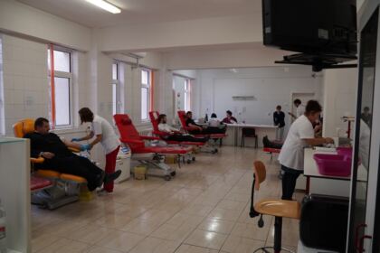 Elevi seminarişti, preoţi şi credincioşi gălăţeni au donat sânge pentru semenii bolnavi – fotografia 22