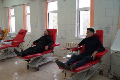 Elevi seminarişti, preoţi şi credincioşi gălăţeni au donat sânge pentru semenii bolnavi – fotografia 23