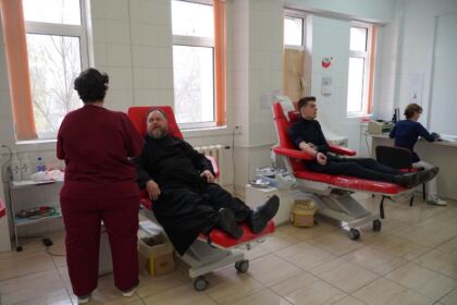 Elevi seminarişti, preoţi şi credincioşi gălăţeni au donat sânge pentru semenii bolnavi – fotografia 24
