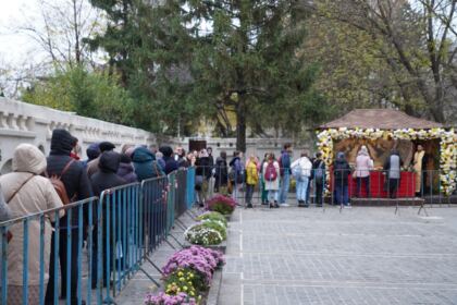La Galaţi continuă în aceste zile pelerinajul la sfintele moaşte – fotografia 5
