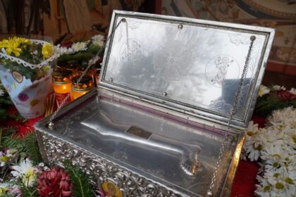 La Galaţi continuă în aceste zile pelerinajul la sfintele moaşte – fotografia 16