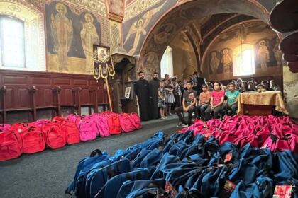 Rechizite școlare din partea Bisericii pentru 200 de copii din Protopopiatul Nicorești – fotografia 1