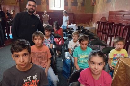 Rechizite școlare din partea Bisericii pentru 200 de copii din Protopopiatul Nicorești – fotografia 2