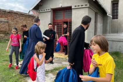 Rechizite școlare din partea Bisericii pentru 200 de copii din Protopopiatul Nicorești – fotografia 15