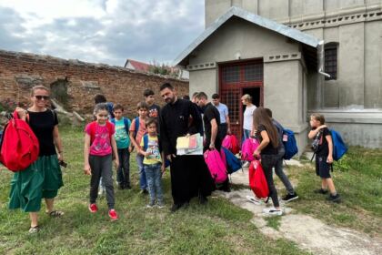 Rechizite școlare din partea Bisericii pentru 200 de copii din Protopopiatul Nicorești – fotografia 16