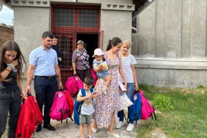 Rechizite școlare din partea Bisericii pentru 200 de copii din Protopopiatul Nicorești – fotografia 18