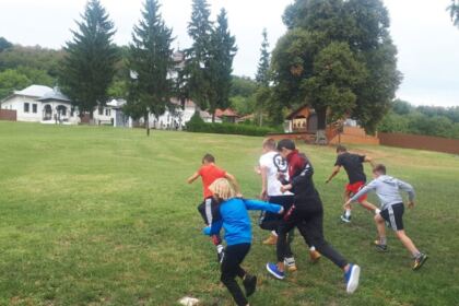 Bucurii pe plaiuri buzoiene pentru 10 copii din Parohia Perișoru – fotografia 4