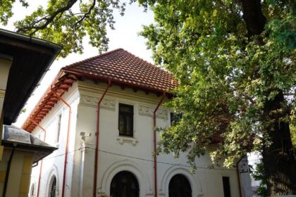 Arhiepiscopia Dunării de Jos continuă sprijinirea elevilor cu ghiozdane şi rechizite şcolare – fotografia 1