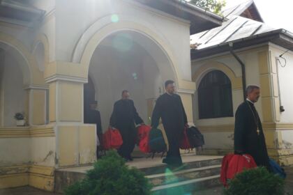 Arhiepiscopia Dunării de Jos continuă sprijinirea elevilor cu ghiozdane şi rechizite şcolare – fotografia 10