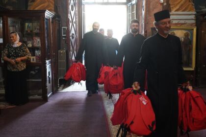 Arhiepiscopia Dunării de Jos continuă sprijinirea elevilor cu ghiozdane şi rechizite şcolare – fotografia 11