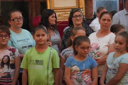 Arhiepiscopia Dunării de Jos continuă sprijinirea elevilor cu ghiozdane şi rechizite şcolare – fotografia 13