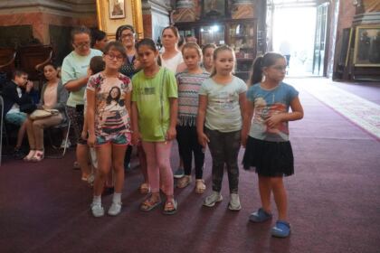 Arhiepiscopia Dunării de Jos continuă sprijinirea elevilor cu ghiozdane şi rechizite şcolare – fotografia 14