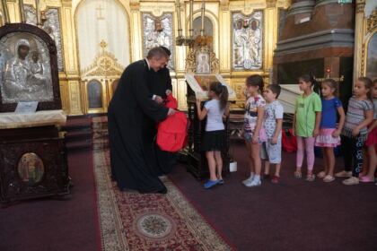 Arhiepiscopia Dunării de Jos continuă sprijinirea elevilor cu ghiozdane şi rechizite şcolare – fotografia 15