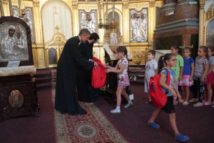 Arhiepiscopia Dunării de Jos continuă sprijinirea elevilor cu ghiozdane şi rechizite şcolare – fotografia 16