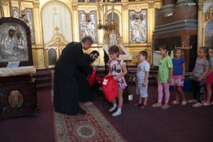 Arhiepiscopia Dunării de Jos continuă sprijinirea elevilor cu ghiozdane şi rechizite şcolare – fotografia 17