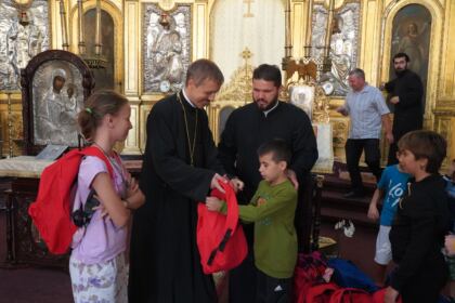 Arhiepiscopia Dunării de Jos continuă sprijinirea elevilor cu ghiozdane şi rechizite şcolare – fotografia 18