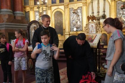 Arhiepiscopia Dunării de Jos continuă sprijinirea elevilor cu ghiozdane şi rechizite şcolare – fotografia 19