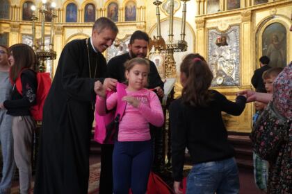 Arhiepiscopia Dunării de Jos continuă sprijinirea elevilor cu ghiozdane şi rechizite şcolare – fotografia 20