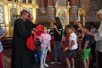 Arhiepiscopia Dunării de Jos continuă sprijinirea elevilor cu ghiozdane şi rechizite şcolare – fotografia 21