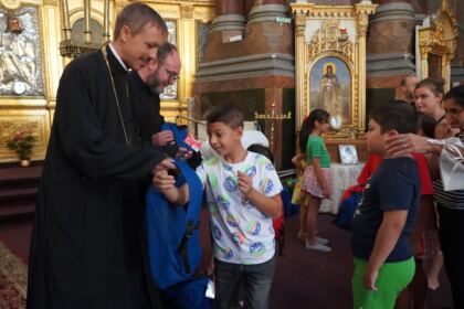 Arhiepiscopia Dunării de Jos continuă sprijinirea elevilor cu ghiozdane şi rechizite şcolare – fotografia 22