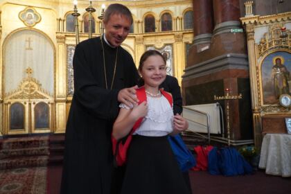 Arhiepiscopia Dunării de Jos continuă sprijinirea elevilor cu ghiozdane şi rechizite şcolare – fotografia 23