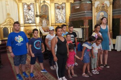 Arhiepiscopia Dunării de Jos continuă sprijinirea elevilor cu ghiozdane şi rechizite şcolare – fotografia 24
