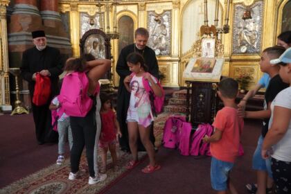 Arhiepiscopia Dunării de Jos continuă sprijinirea elevilor cu ghiozdane şi rechizite şcolare – fotografia 25