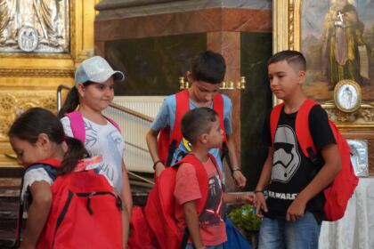Arhiepiscopia Dunării de Jos continuă sprijinirea elevilor cu ghiozdane şi rechizite şcolare – fotografia 26