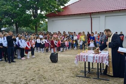 Școala și elevii din localitatea Căuiești au fost binecuvântați pentru un nou început de an școlar – fotografia 3