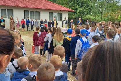 Școala și elevii din localitatea Căuiești au fost binecuvântați pentru un nou început de an școlar – fotografia 4