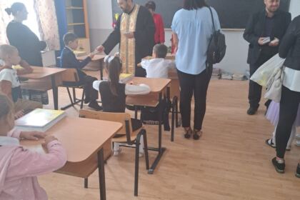 Școala și elevii din localitatea Căuiești au fost binecuvântați pentru un nou început de an școlar – fotografia 5