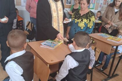 Școala și elevii din localitatea Căuiești au fost binecuvântați pentru un nou început de an școlar – fotografia 6
