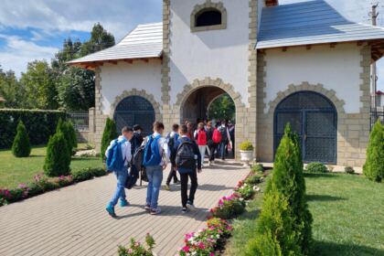 Daruri pentru elevii din localitatea Barcea – fotografia 12