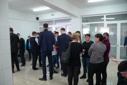 O nouă acţiune de donare de sânge a elevilor seminarişti şi preoţilor gălăţeni – fotografia 8
