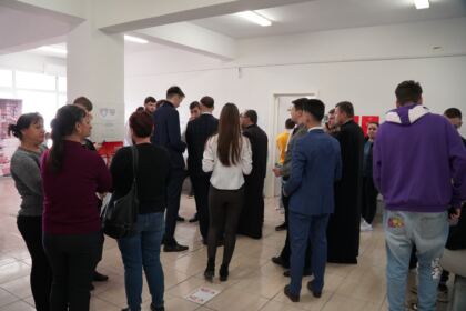 O nouă acţiune de donare de sânge a elevilor seminarişti şi preoţilor gălăţeni – fotografia 9