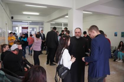O nouă acţiune de donare de sânge a elevilor seminarişti şi preoţilor gălăţeni – fotografia 10