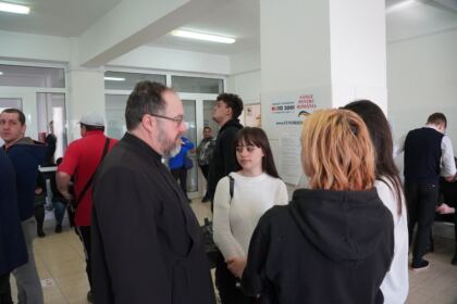 O nouă acţiune de donare de sânge a elevilor seminarişti şi preoţilor gălăţeni – fotografia 11