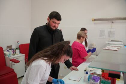 O nouă acţiune de donare de sânge a elevilor seminarişti şi preoţilor gălăţeni – fotografia 12