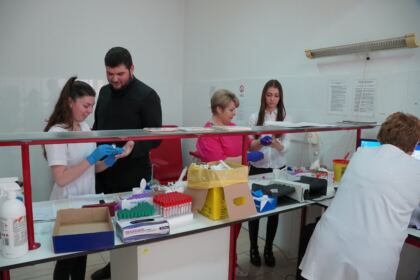 O nouă acţiune de donare de sânge a elevilor seminarişti şi preoţilor gălăţeni – fotografia 13