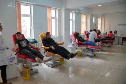 O nouă acţiune de donare de sânge a elevilor seminarişti şi preoţilor gălăţeni – fotografia 16