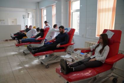 O nouă acţiune de donare de sânge a elevilor seminarişti şi preoţilor gălăţeni – fotografia 17