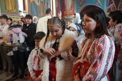 Tineri şi vârstnici în zi de sărbătoare la Parohia „Sf. Spiridon“ din Galaţi – fotografia 2