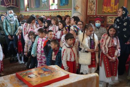 Tineri şi vârstnici în zi de sărbătoare la Parohia „Sf. Spiridon“ din Galaţi – fotografia 4