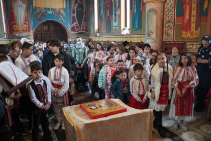 Tineri şi vârstnici în zi de sărbătoare la Parohia „Sf. Spiridon“ din Galaţi – fotografia 5
