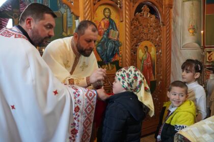 Tineri şi vârstnici în zi de sărbătoare la Parohia „Sf. Spiridon“ din Galaţi – fotografia 11
