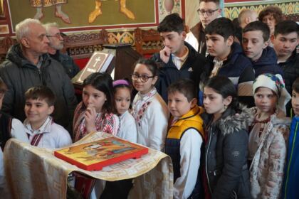 Tineri şi vârstnici în zi de sărbătoare la Parohia „Sf. Spiridon“ din Galaţi – fotografia 13