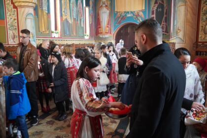 Tineri şi vârstnici în zi de sărbătoare la Parohia „Sf. Spiridon“ din Galaţi – fotografia 14