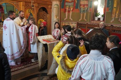 Tineri şi vârstnici în zi de sărbătoare la Parohia „Sf. Spiridon“ din Galaţi – fotografia 15