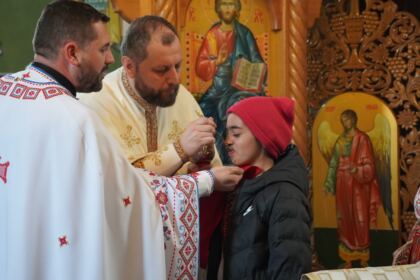 Tineri şi vârstnici în zi de sărbătoare la Parohia „Sf. Spiridon“ din Galaţi – fotografia 16