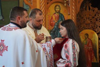 Tineri şi vârstnici în zi de sărbătoare la Parohia „Sf. Spiridon“ din Galaţi – fotografia 17